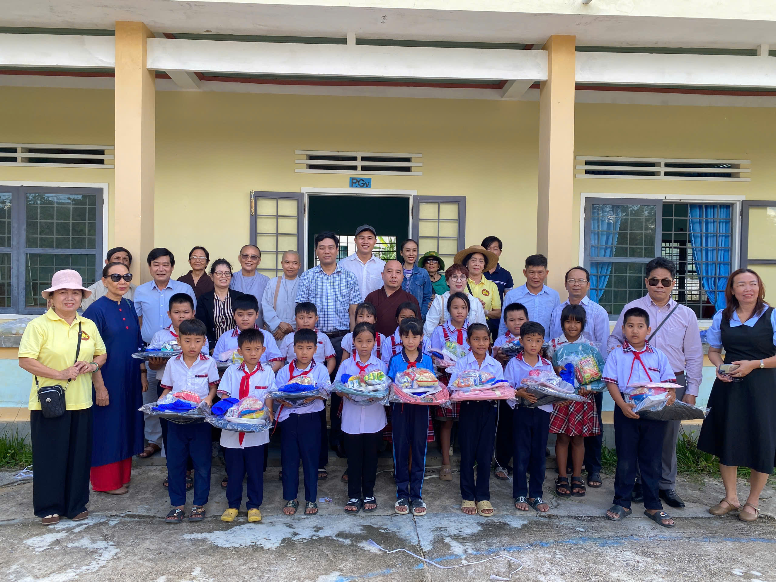 Chùa Minh Tịnh tổ chức chương trình tủ sách yêu thương tại xã Bình Hiệp
